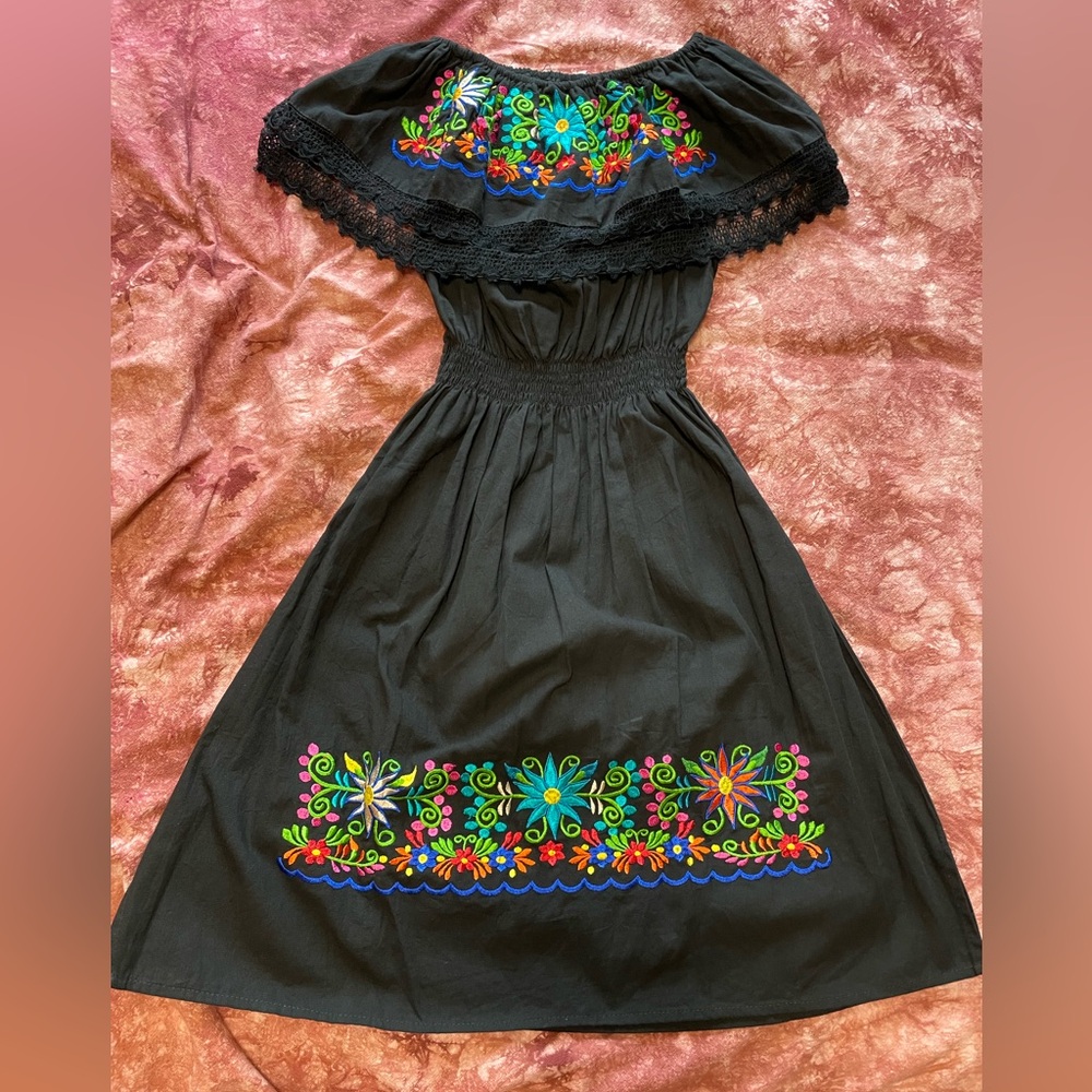 Black Floral embroidery Vintage style Mexican folk dress size M-L